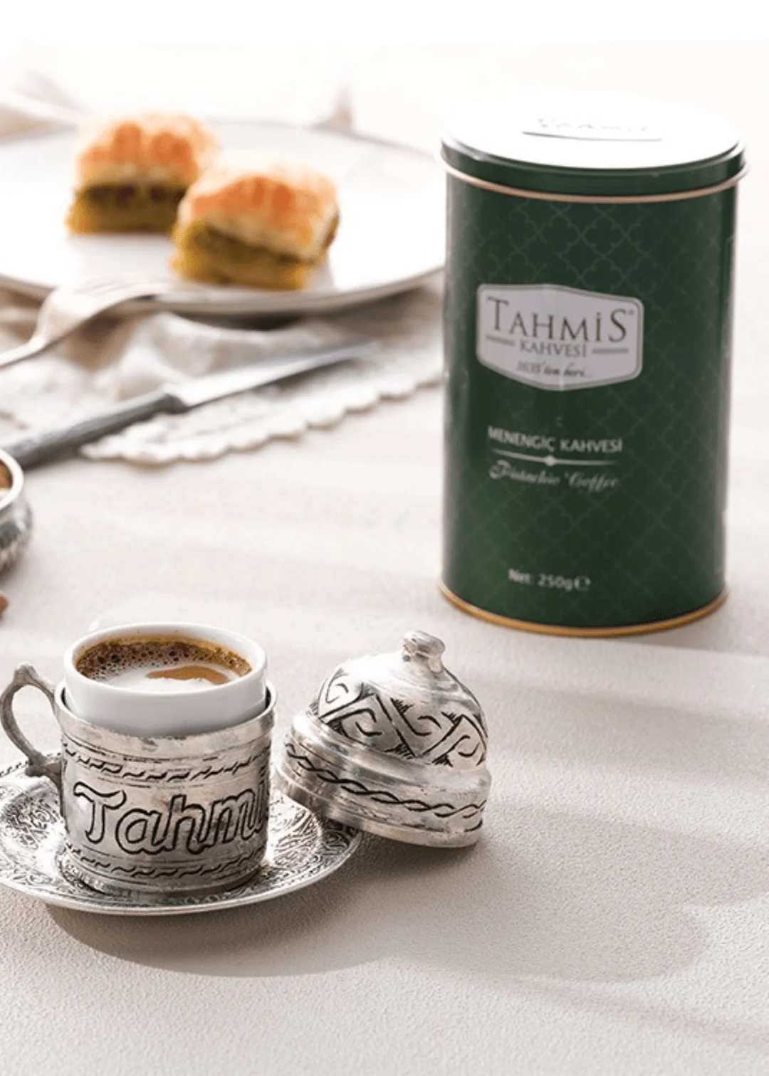 Tahmis Menengiç Kaffee mit Milch